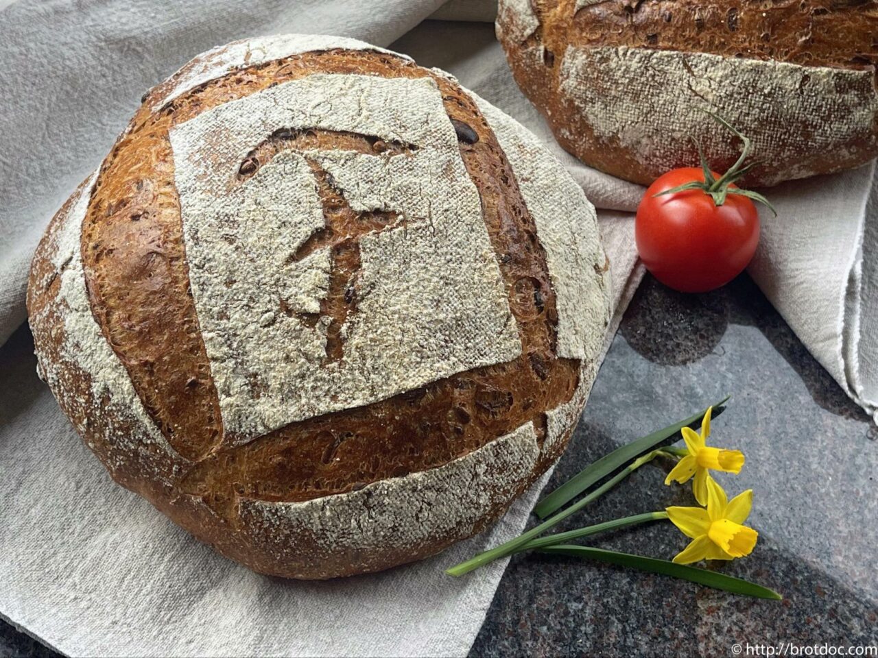 Frühlingsbrot (Dinkel-Sauerteigbrot mit Karotten, Haferflocken und ...