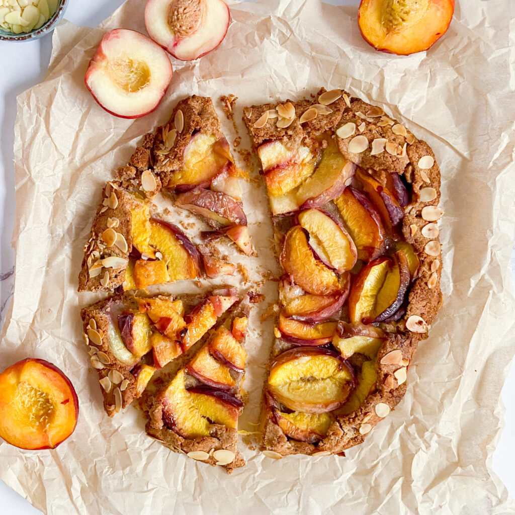 Pfirsich-Galette mit einem Gerste-Mandel-Mürbeteig (vegan &amp; Vollkorn ...