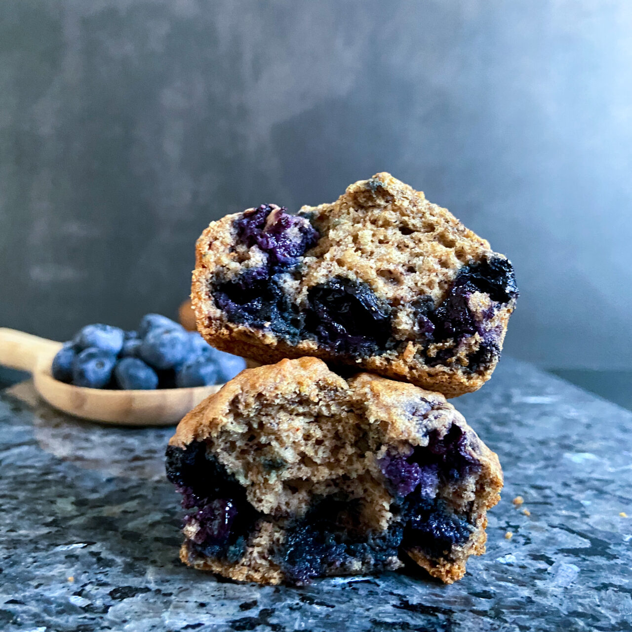 Blaubeer-Bananen-Muffins (vollwertig, vegan &amp; zusatzzuckerfrei) - Meal ...