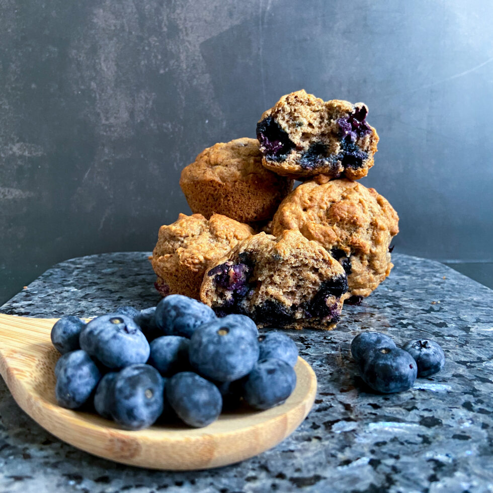 Blaubeer-Bananen-Muffins (vollwertig, vegan &amp; zusatzzuckerfrei) - Meal ...