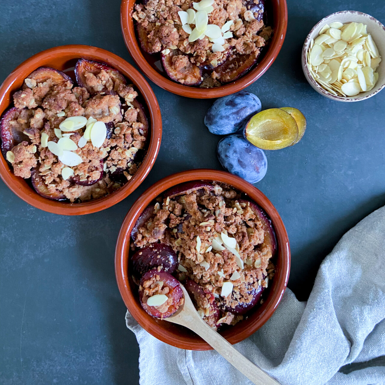 Zwetschgen-Crumble (vollkorn, vegan &amp; zusatzzuckerfrei) - Meal Puzzle ...