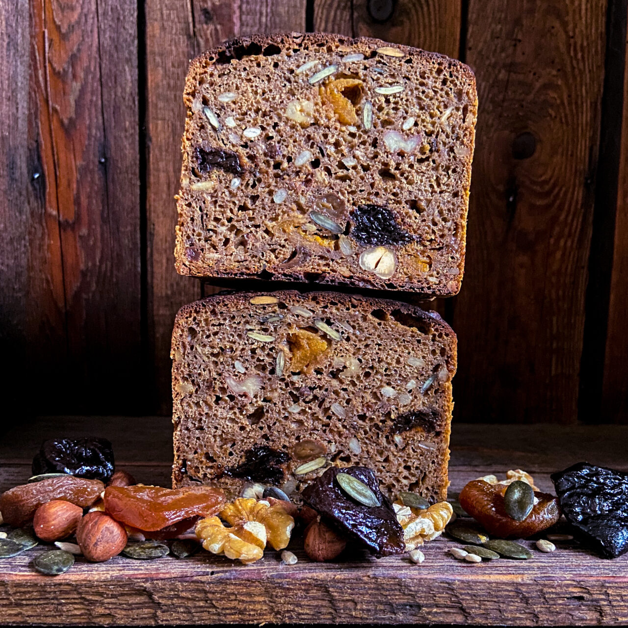 Sauerteigbrot mit Trockenobst und Nüssen - ein Winterbrot - Marta ...