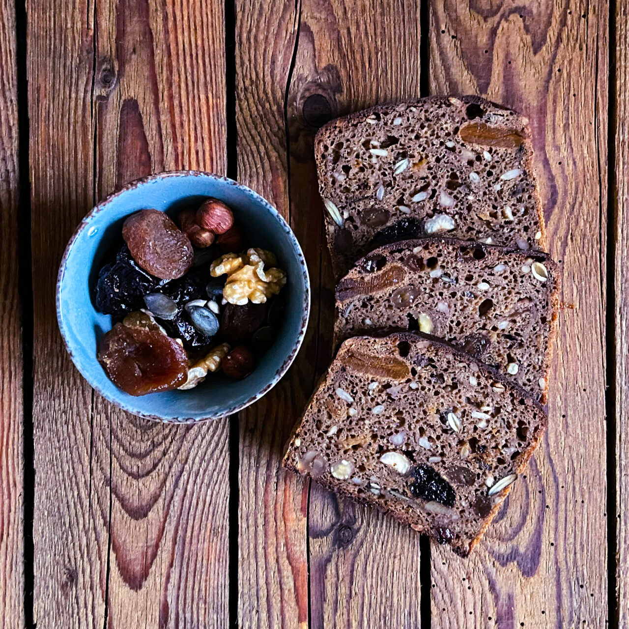 Sauerteigbrot mit Trockenobst und Nüssen - ein Winterbrot - Meal Puzzle ...