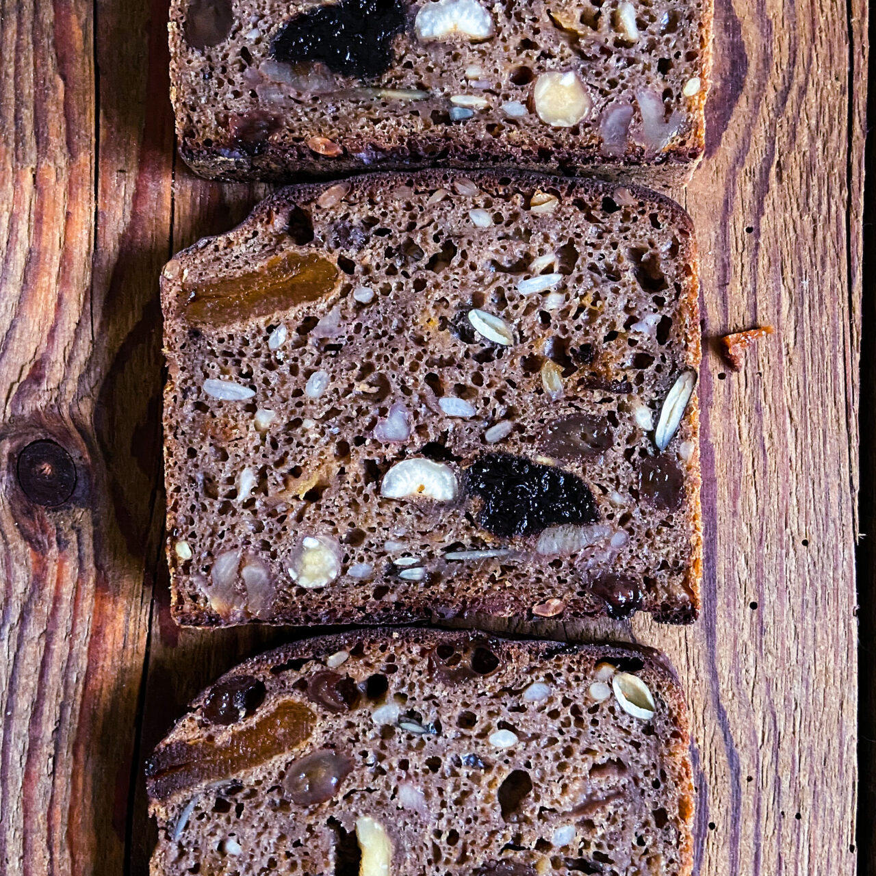 Sauerteigbrot mit Trockenobst und Nüssen - ein Winterbrot - Marta ...