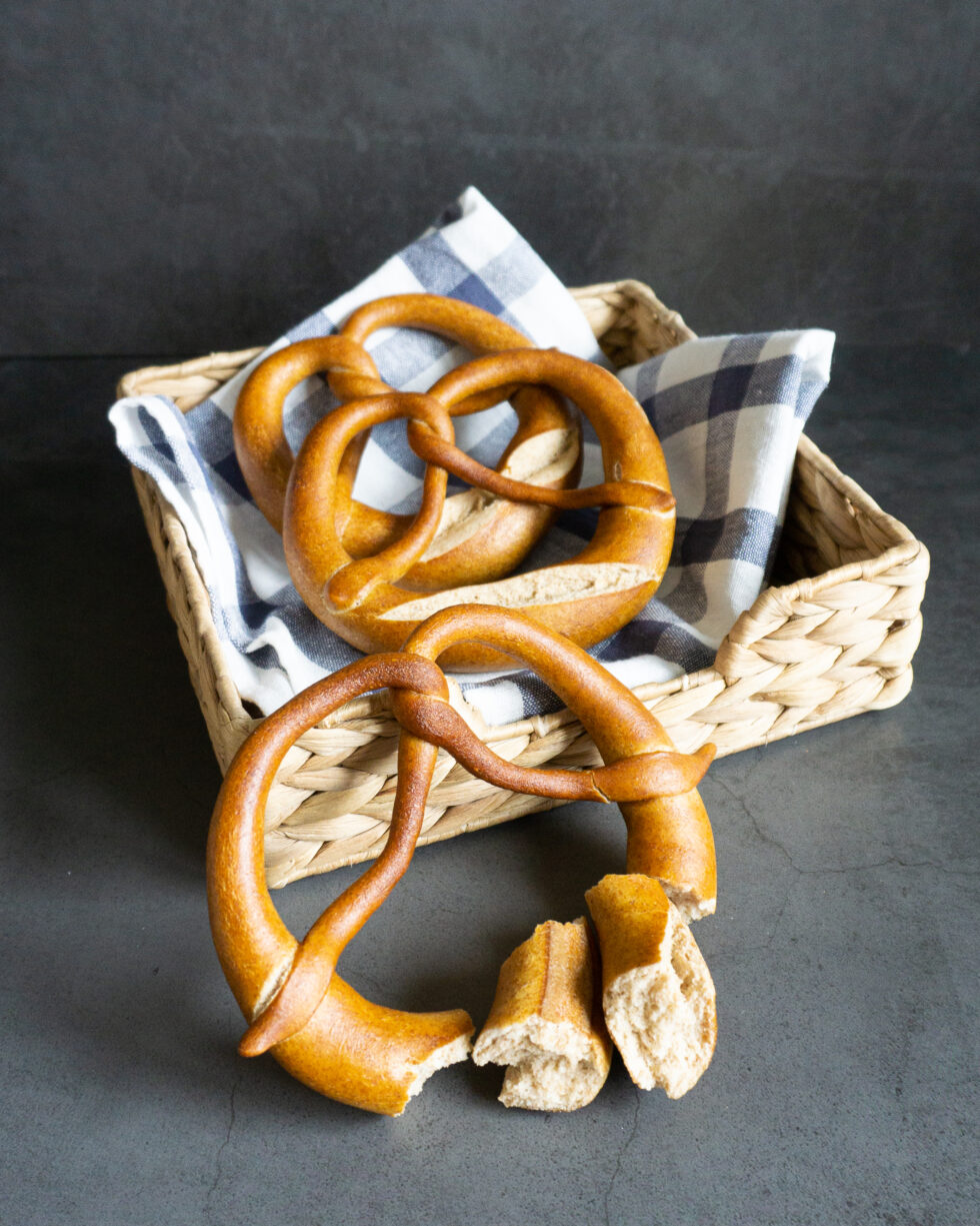 Dinkelbrezeln mit Vollkornanteil (Laugengebäck) - Marta Ullmann ...