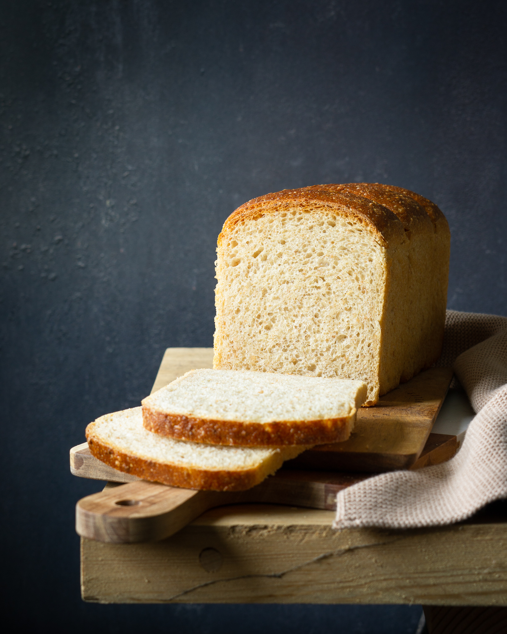 Veganes Dinkel-Toastbrot mit einem Grahammehl-Brühstück