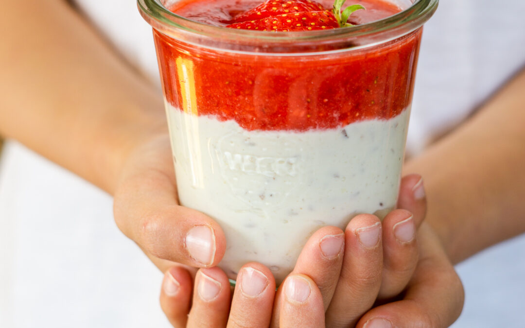 Skyr mit Erdbeeren in Cheesecake-Art – eiweißreich & ohne Backen