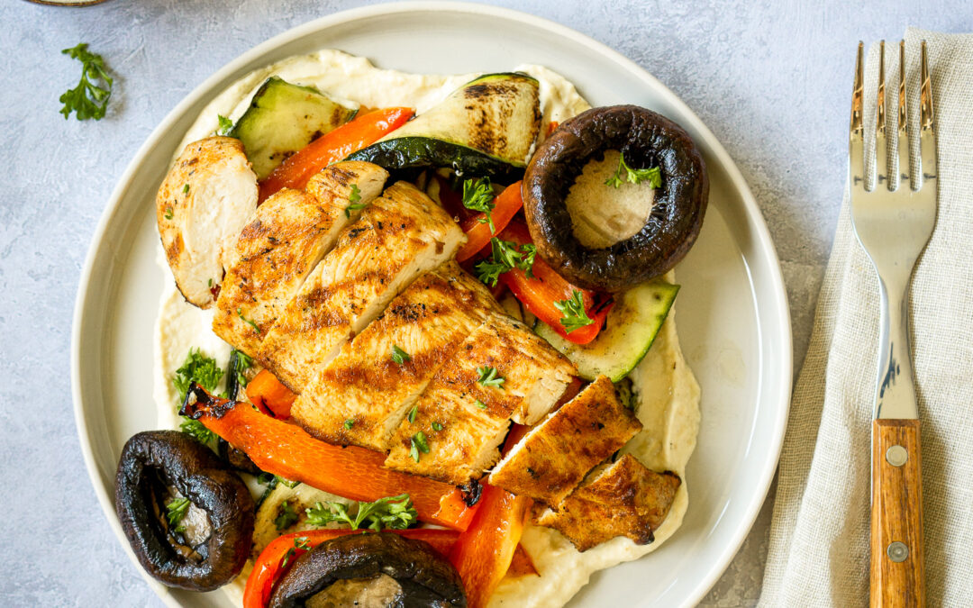 Ofengemüse mit Hähnchen und Hummus – Schnelles, eiweißreiches Abendessen