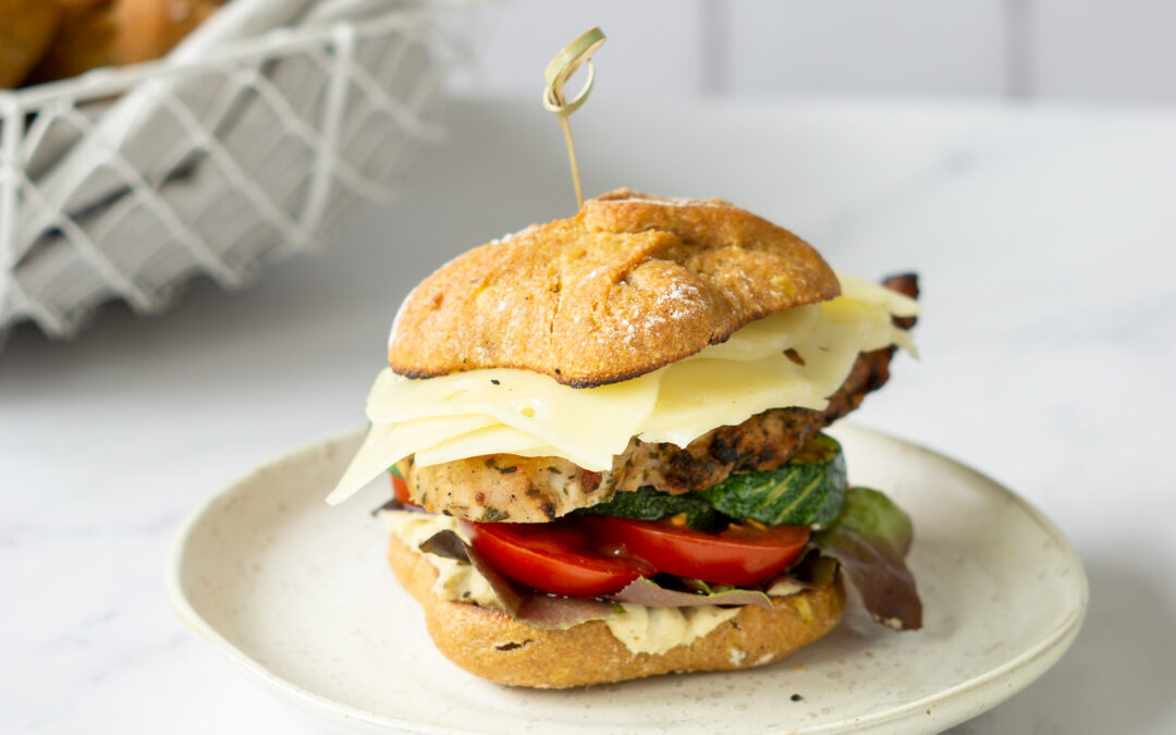 Warmes Sandwich mit Hummus, Zucchini & Putenbrust – eiweißreich & ballaststoffreich