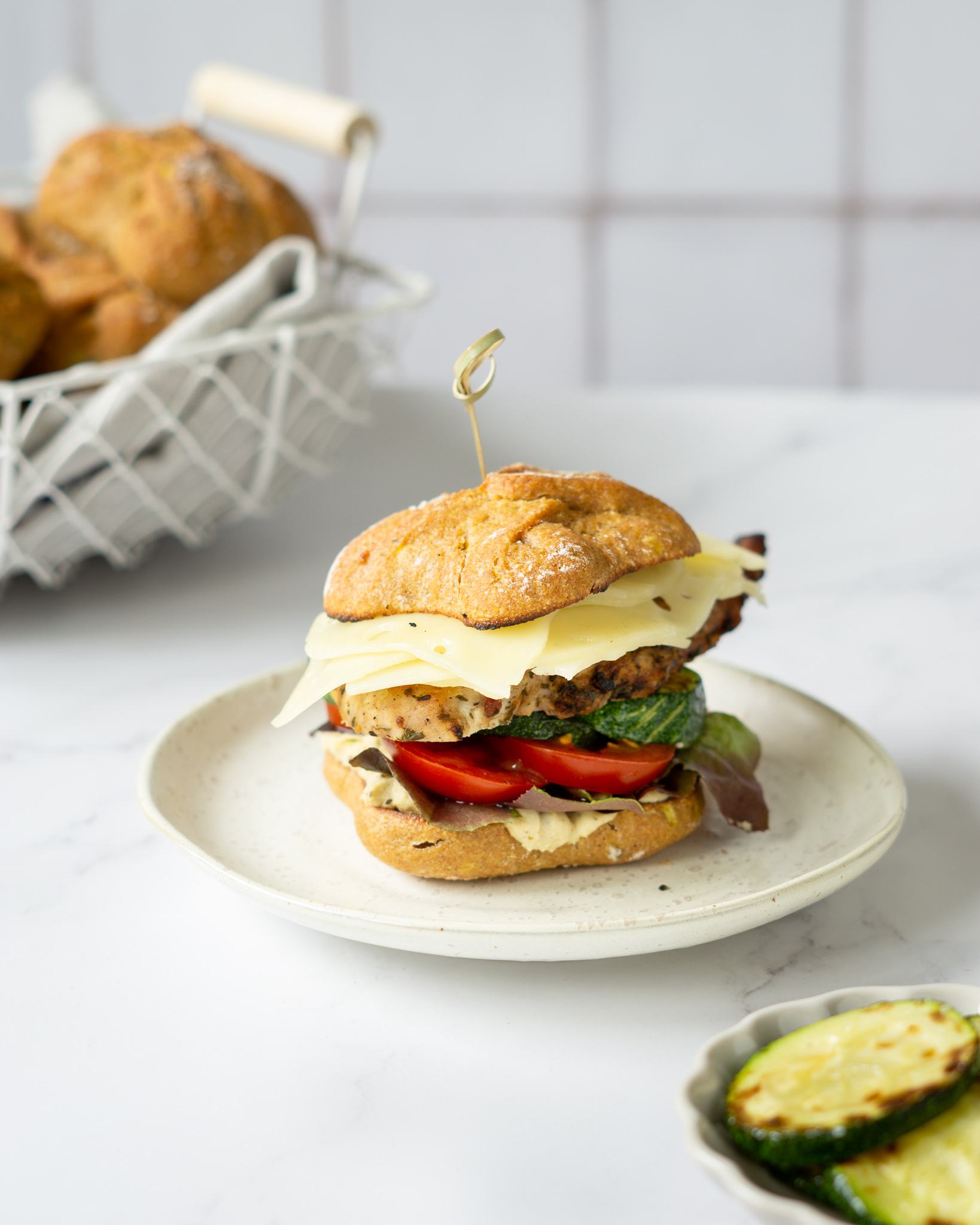 Warmes Sandwich mit Hummus, Zucchini & Putenbrust – eiweißreich & ballaststoffreich