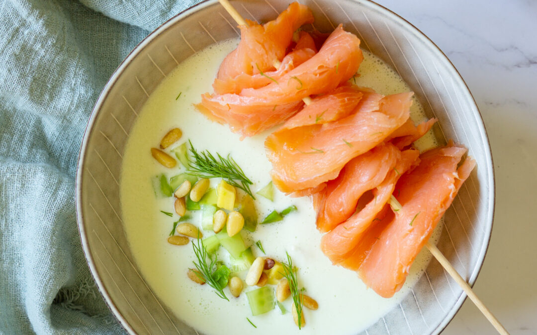 Kalte Gurkensuppe mit Skyr & Lachs-Spieß – eiweißreiches Sommerabendessen