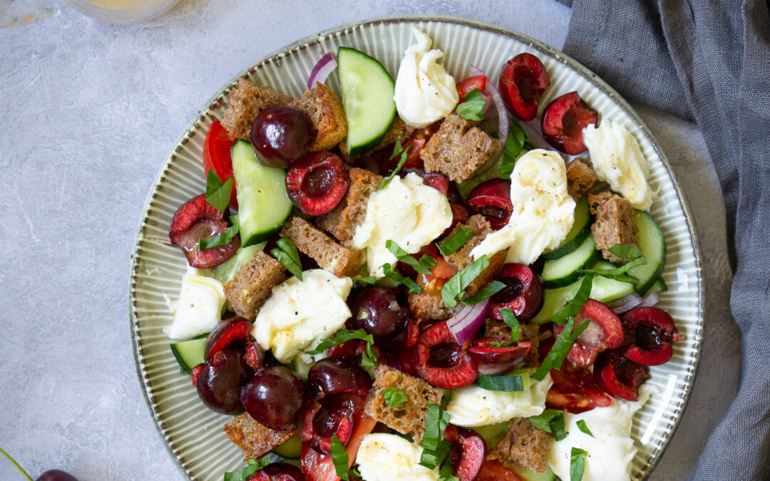 Proteinreicher Panzanella-Salat mit Kirschen & Himbeer-Vinaigrette – perfekt für den Sommer
