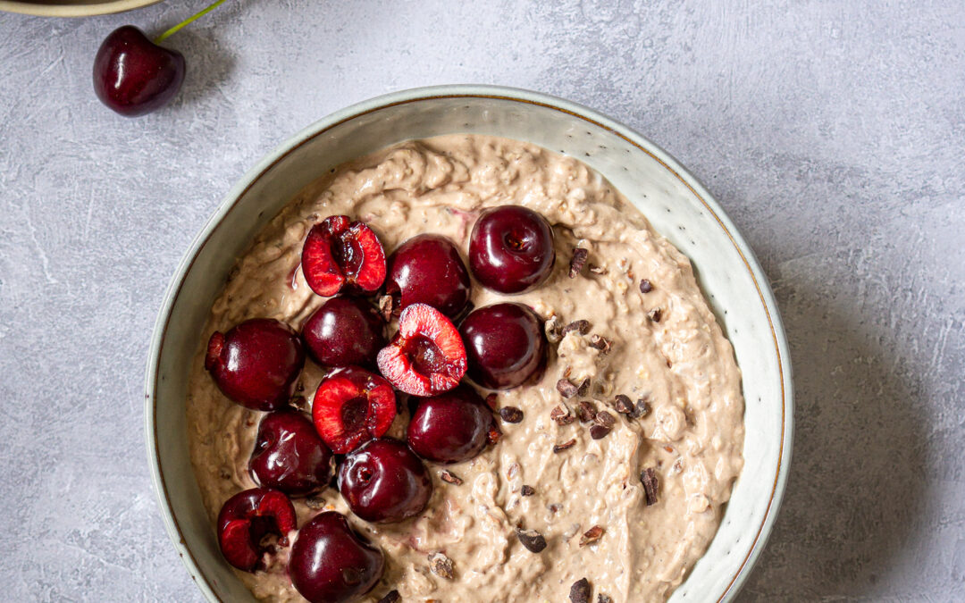Skyr-Bircher mit Kirschen & Crunch – eiweißreiches Frühstück