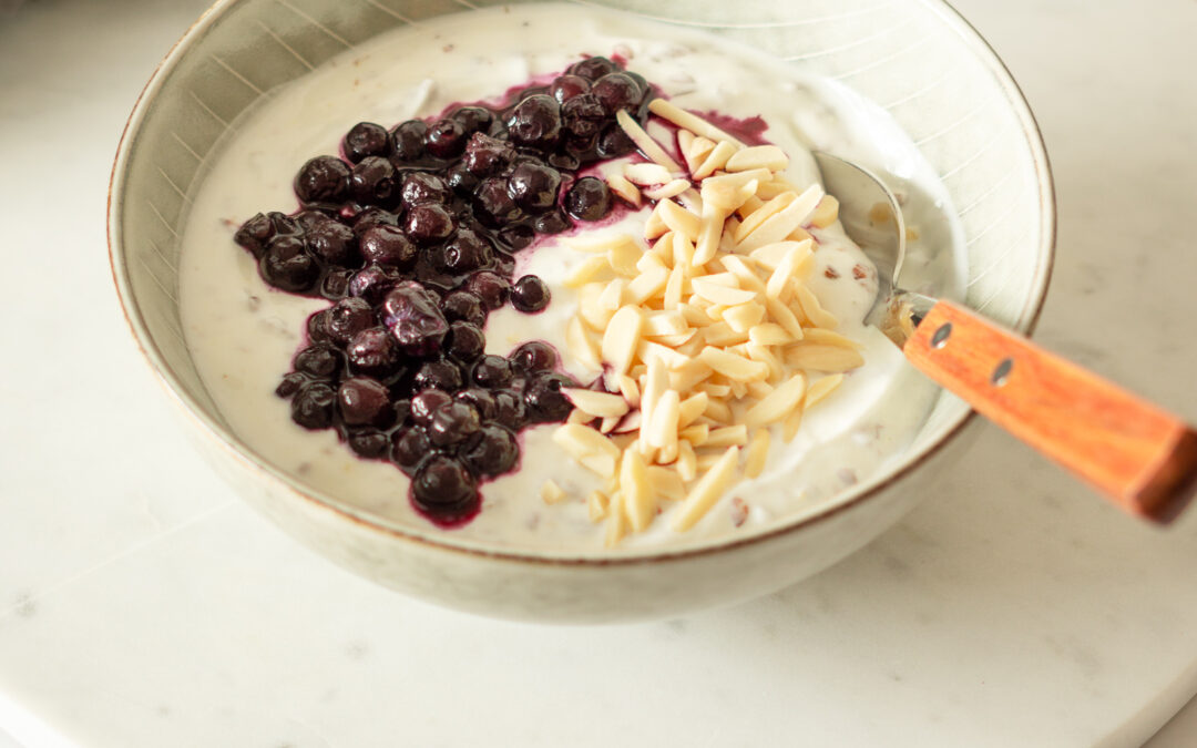 Skyr Bowl zum Frühstück – mit Beeren, Nüssen & Leinsamen