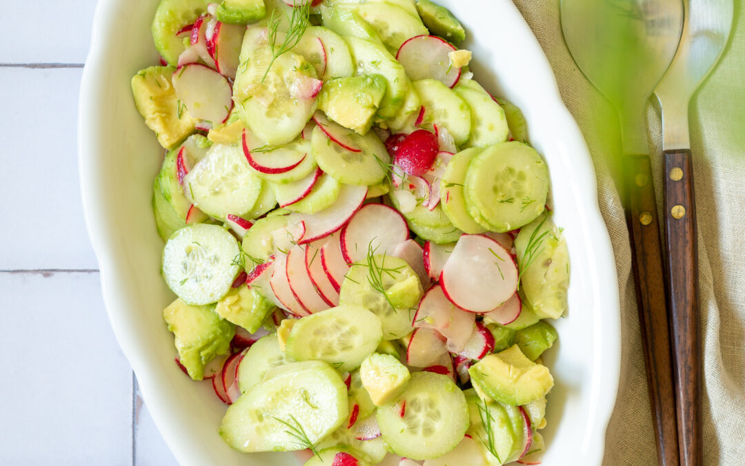 Gurken-Radieschen-Salat mit Avocado & Hähnchen – leichtes Low Carb Abendessen
