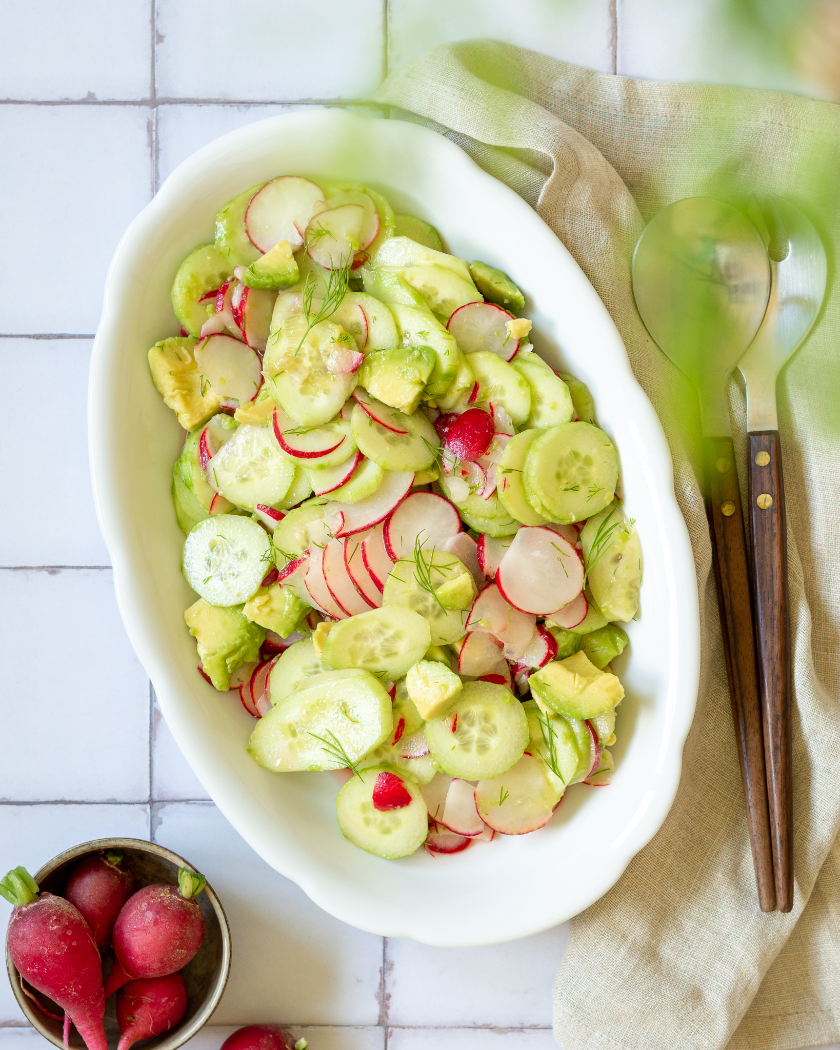 Gurken-Radieschen-Salat mit Avocado_MealPuzzle_2