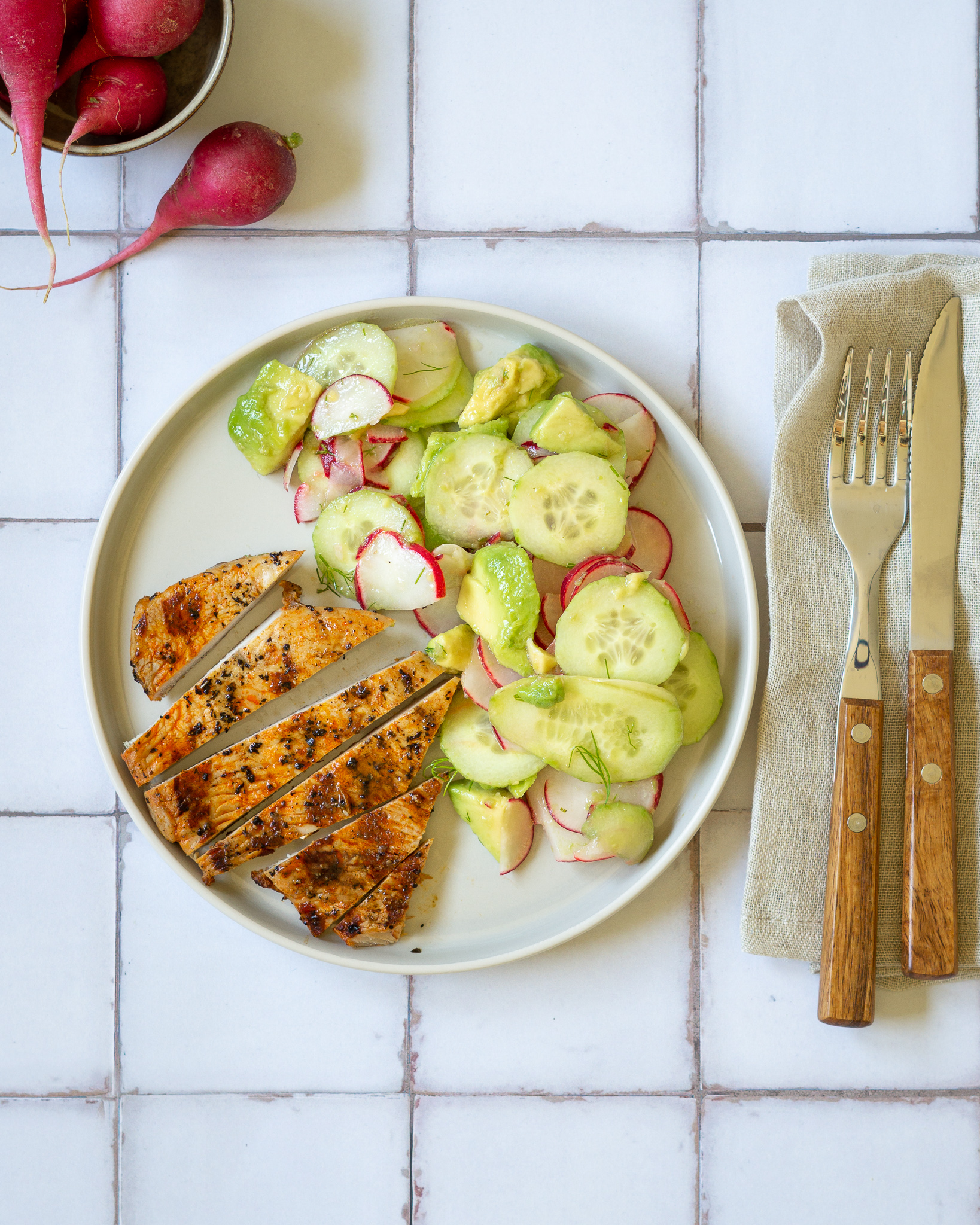 Gurken-Radieschen-Salat mit Avocado_MealPuzzle_3