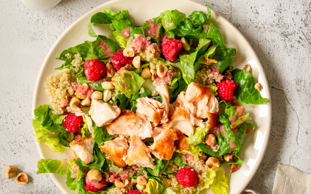 Himbeer-Lachs-Salat mit Quinoa & Glasur – proteinreicher Sommersalat