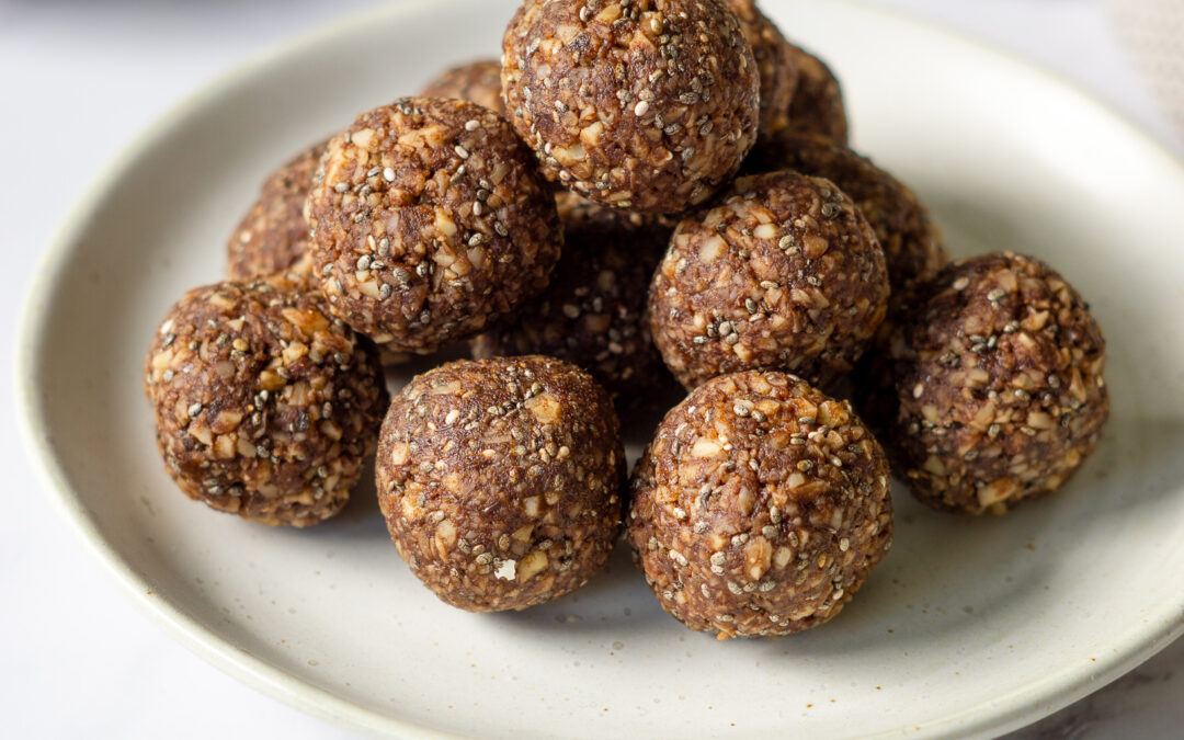 Kakao-Mandel-Chia Energy Balls – schokoladig, nährstoffreich & magnesiumreich