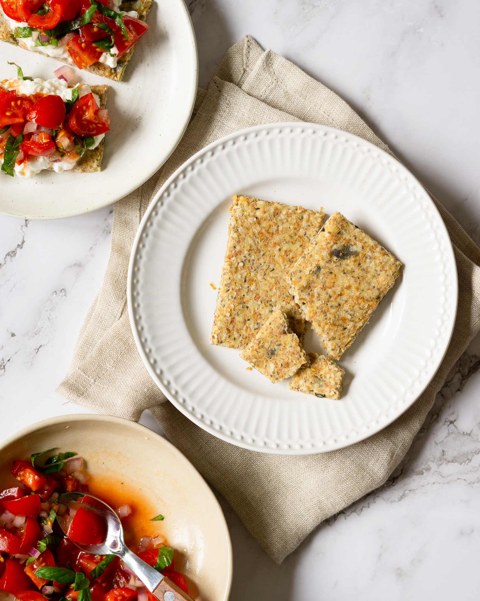 Low Carb Mandel-Knäckebrot mit Chia & Hanf