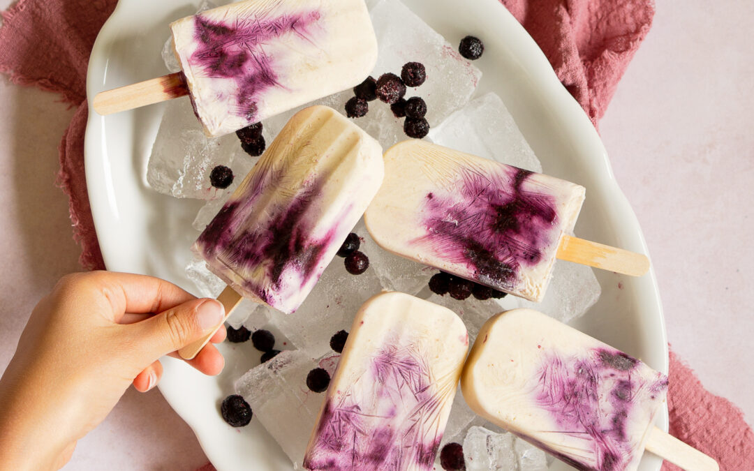 Skyr Eis am Stiel mit Beeren – proteinreich, cremig & erfrischend