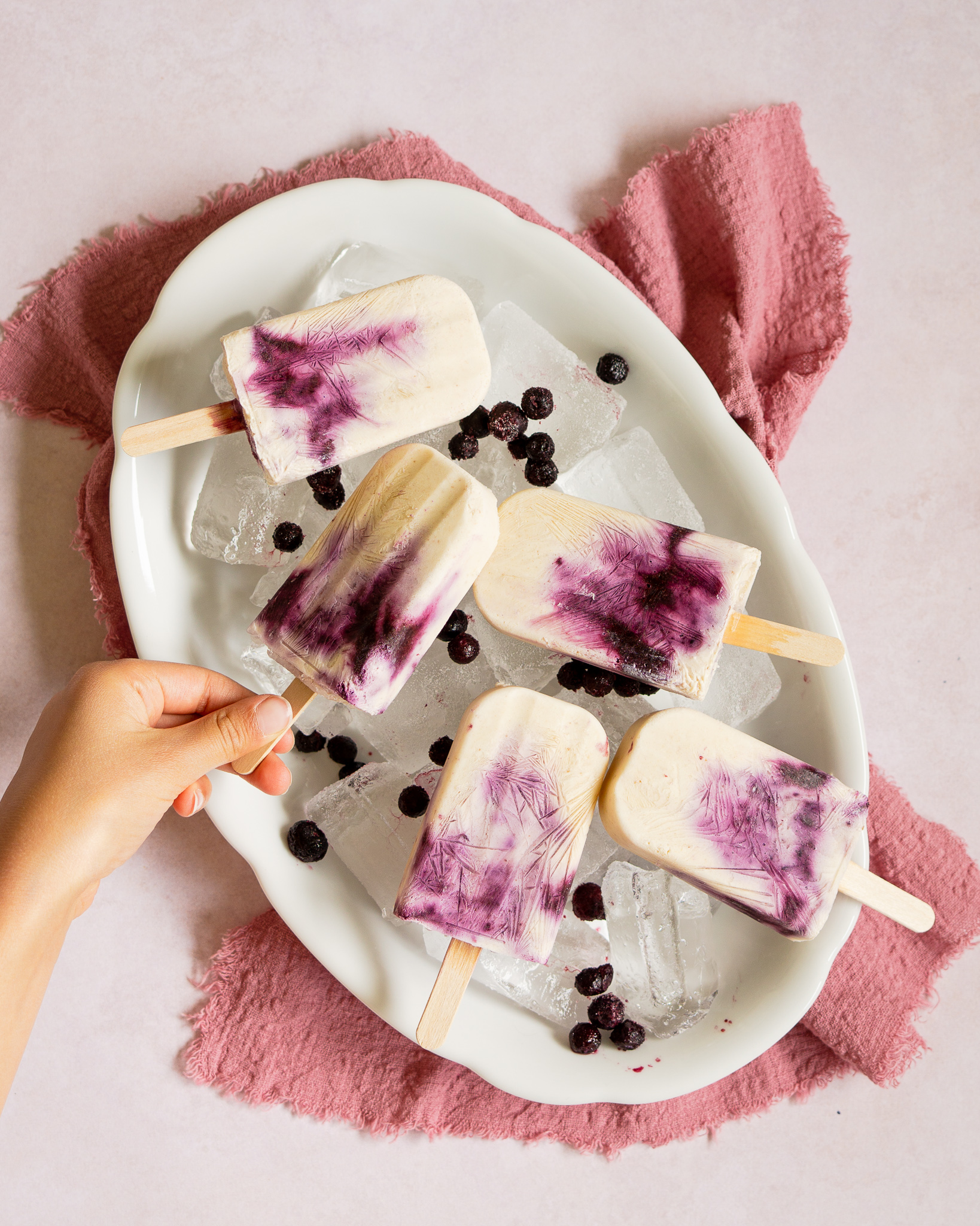 Skyr Eis am Stiel mit Beeren – proteinreich, cremig & erfrischend