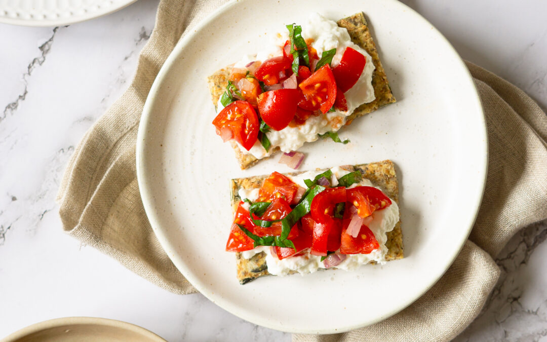 Protein-Snack: Knäckebrot mit Hüttenkäse & Bruschetta-Topping