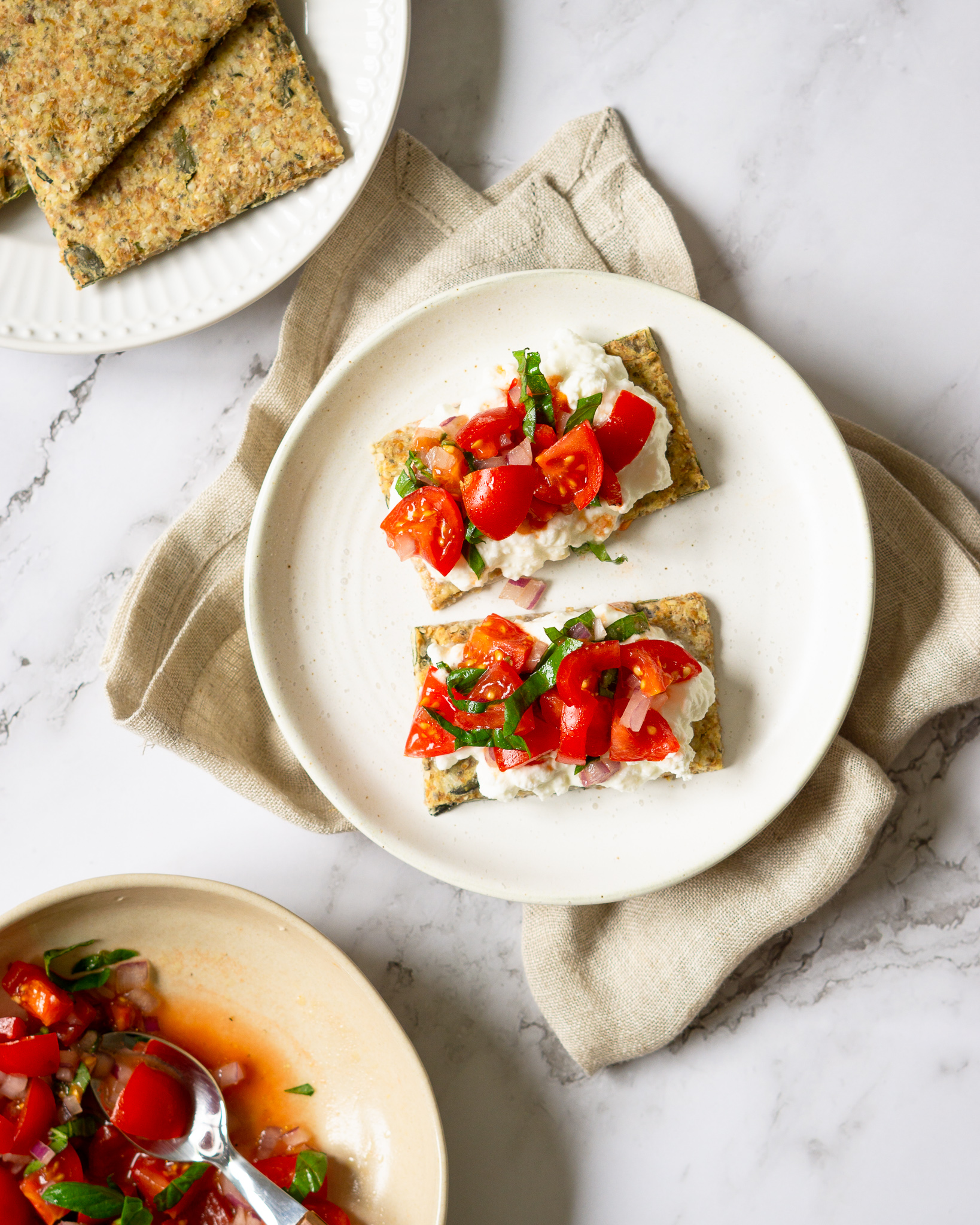 Protein-Snack: Knäckebrot mit Hüttenkäse & Bruschetta-Topping