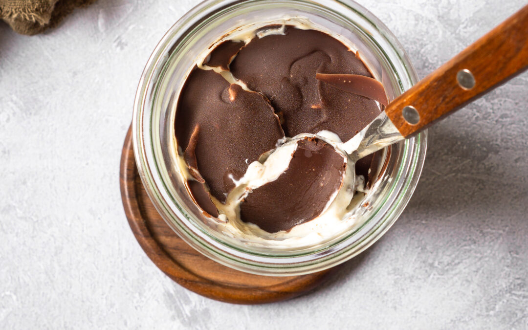 Skyr mit Mandelmus & dunkler Schokolade – schneller Snack gegen Heißhunger
