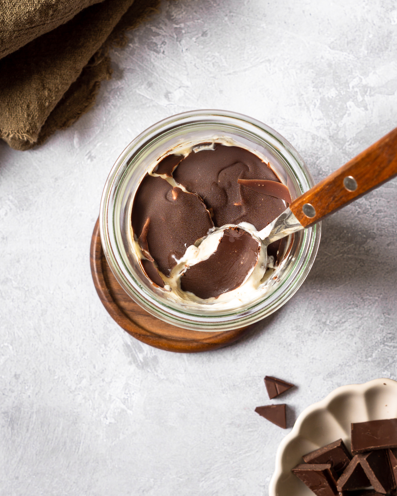 Skyr mit Mandelmus & dunkler Schokolade – schneller Snack gegen Heißhunger