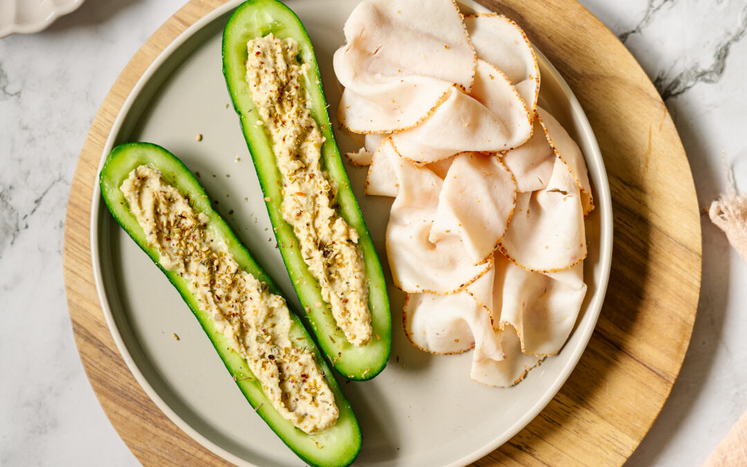 Low-Carb Gurken-Boote mit Hummus & Putenbrust – eiweißreich und erfrischend
