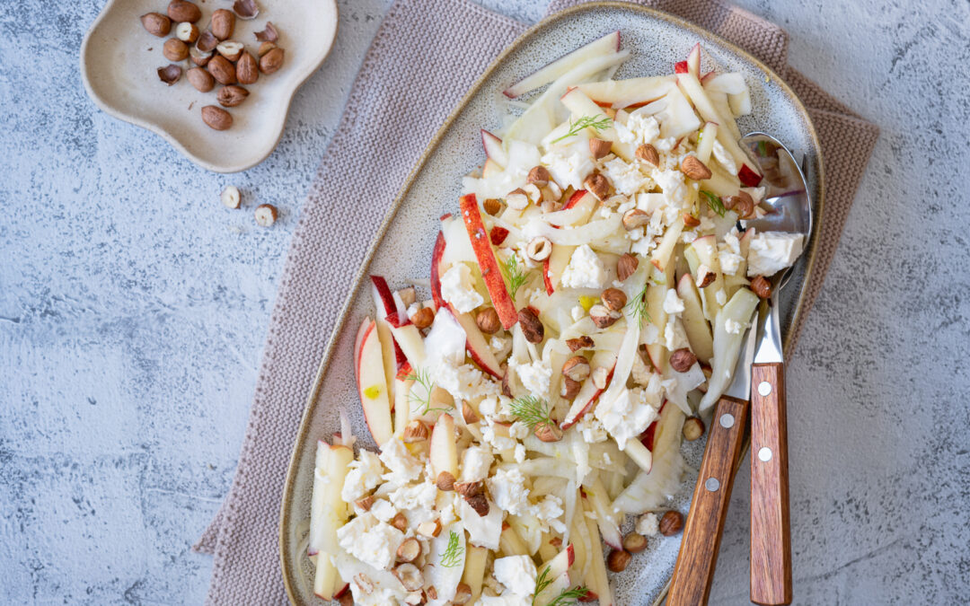 Fenchel-Apfel-Salat mit Feta & gerösteten Haselnüssen – vegetarischer, proteinreicher Wintersalat